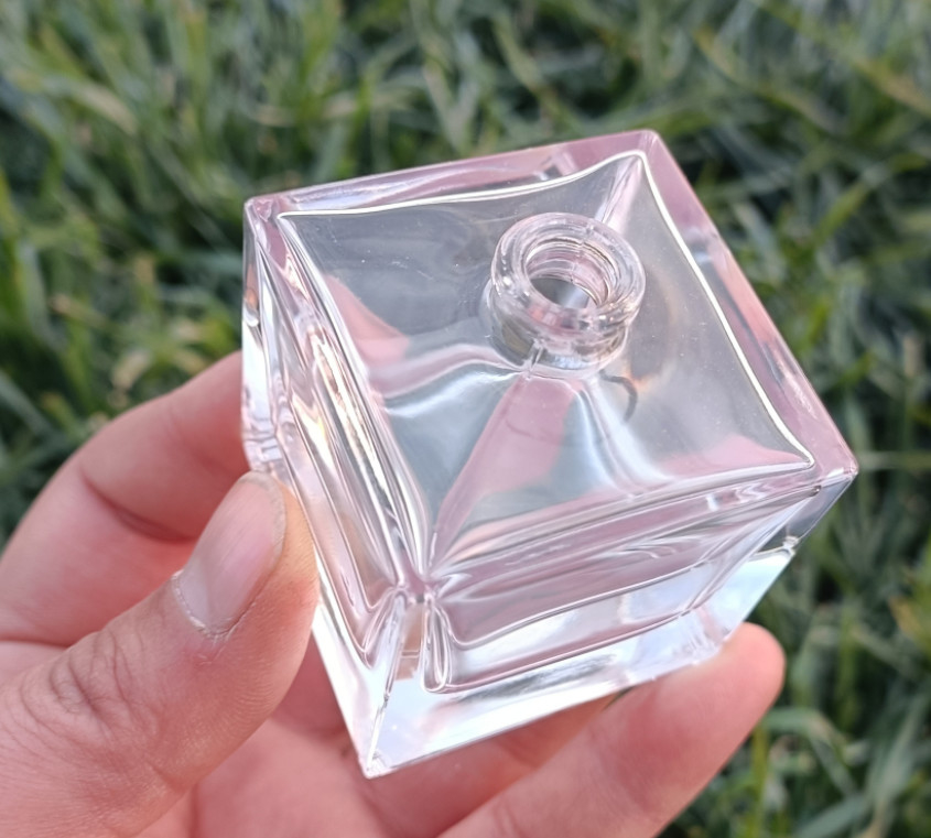 In Stock Free Sample Luxury 50ml 100ml Square Glass Perfume Spray Bottle Wholesale